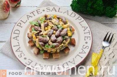 Salată cu fasole, biscuiți, porumb și brânză