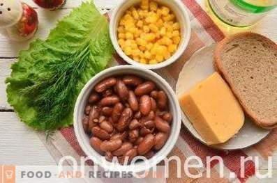 Salat mit Bohnen, Crackern, Mais und Käse