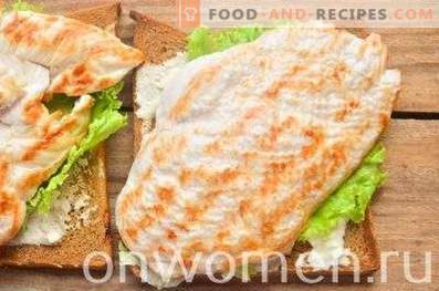 Sandwich cu pâine de secară, sân și castravete