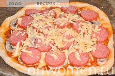 Pizza cu cârnați și ciuperci pe aluat de drojdie