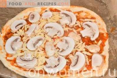 Pizza cu cârnați și ciuperci pe aluat de drojdie