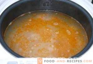 Supă de orez cu chifteluțe într-un aragaz lent