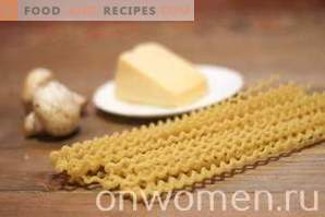 Paste cu ciuperci și brânză în sos de smântână