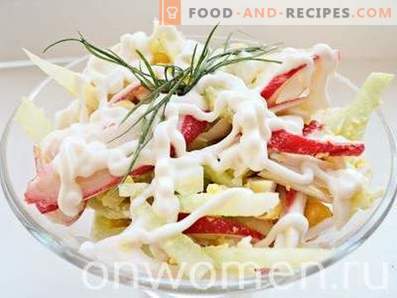 Salade de bâtonnets de crabe avec maïs, œufs et concombres