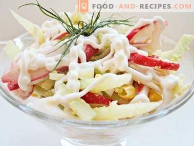 Salade de bâtonnets de crabe avec maïs, œufs et concombres