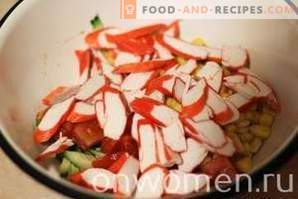 Salat mit Krabbenstäbchen, Tomaten und Mais