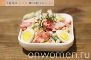 Salată cu bastoane de crab, roșii și porumb