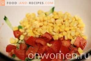 Salat mit Krabbenstäbchen, Tomaten und Mais