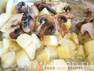 Cartofi prăjiți într-o tavă cu ciuperci