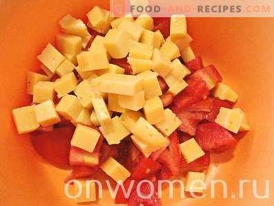 Salată cu pui, brânză, roșii și biscuiți
