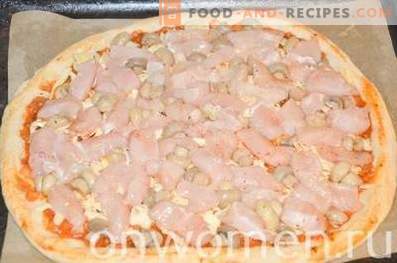 Pizza cu pui și ciuperci pe aluat de drojdie