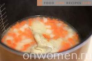 Supa de prepeliță într-un aragaz lent