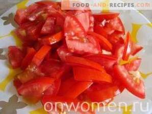 Salată caldă de ardei grași și roșii cu pui