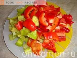 Salată caldă de ardei grași și roșii cu pui