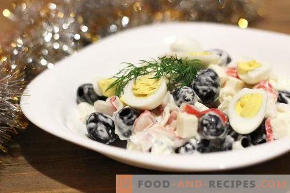 Salată cu bastoane de crab și măsline