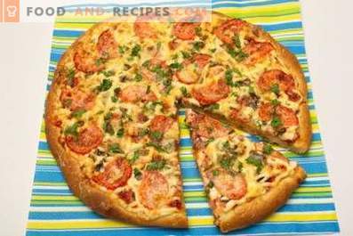 Pizza cu cârnați, ciuperci, brânză și roșii