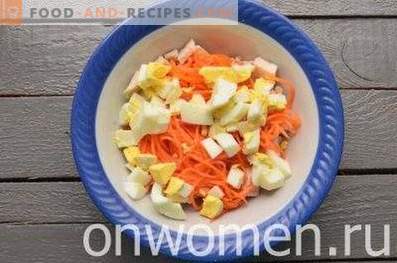 Salată cu pui, prune și morcovi coreeni