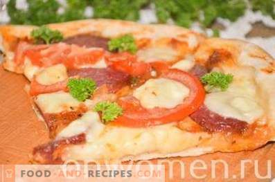 Pizza cu salam și mozzarella pe aluat de drojdie