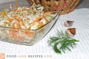 Salată de varză și morcov cu usturoi, condimentată cu oțet