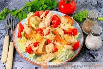 Salată de Caesar cu pui, varză chineză, biscuiți și roșii