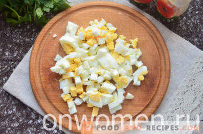 Salată cu pui afumat, ananas, brânză, ou