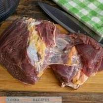 Carne de vită cu vinete sub sos de legume - hrănitoare și sănătoasă